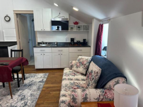 Trendy In-Town Studio - Fast WiFi & Work Desk